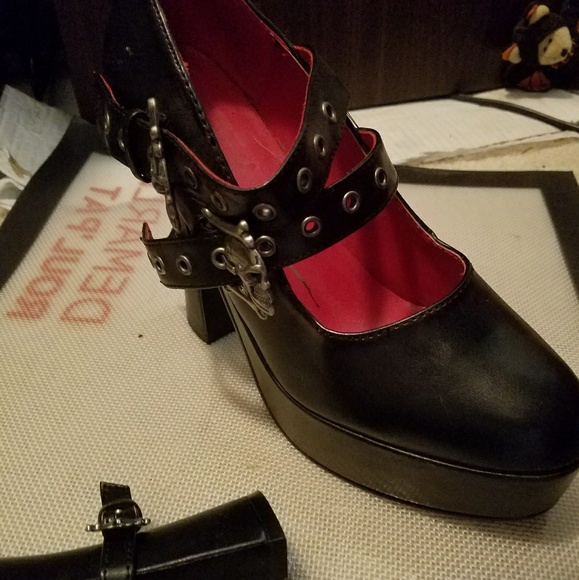 Red and black heels - Picture 2 of 2